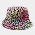 Detalle de un sombrero de invierno de piel sintética con estampado de leopardo y textura suave - M / Leopardo Pequeño Colorido