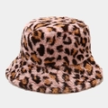 Primer plano del sombrero de pescador rosa con estampado de leopardo y textura de piel sintética - M / Leopardo Pequeño Rosa