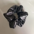 Dettaglio dell'elastico in pelle PU nera che mostra la texture fine e lucida - Taglia Grande / Nero