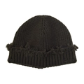 Gros plan sur un bonnet en tricot épais avec bords usés et détails effilochés - Bonnet Docker Distressed / Vert Foncé