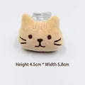 Detailansicht eines 4,5x5,8cm Plüschkatzen-Zubehörs mit Stickerei und Clip auf der Rückseite - Khaki Katze