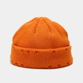 Detalle del gorro de punto naranja que muestra el diseño de roturas y la textura gruesa - M (56-58cm) / Naranja