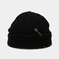 Detailansicht der Strickmütze mit Metall-Sicherheitsnadeln und Destroyed-Effekten - M (56-58cm) / Schwarz