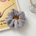 Elastico per capelli in morbido peluche grigio con consistenza soffice e vellutata - Grigio Peluche