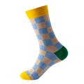 Retro-Karo-Socken mit gelb-blauem Kontraststrickmuster auf weißem Hintergrund - Gelb Blau Beige Grün Kontrast