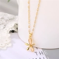 Elegante collana a fiore dorata con petali bianchi e zircone su sfondo estetico bianco - Stile Catena a Labbra / Oro