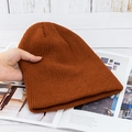 Detailaufnahme der karamellfarbenen Strickmütze mit feiner Textur auf einem Magazin - Hohe Elastizität / Karamell