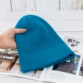 Nahaufnahme der pfauenblauen Rippstrickmütze mit weicher Textur und dickem Winterstoff - Hohe Elastizität / Pfauenblau