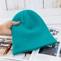 Nahaufnahme einer türkisblauen Strickmütze mit hochwertiger Rippstruktur und weichem Wollmaterial - Hohe Elastizität / See Blau