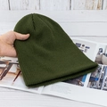 Detailaufnahme der dunkelgrünen Strickmütze auf einem Zeitschriftenhintergrund - Hohe Elastizität / Armeegrün