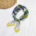 Foulard di seta a motivi paisley blu e gialli con finitura liscia in raso - Baccello di Lingotto Beige