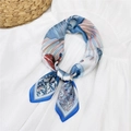 Elegante foulard di seta 70cm con motivi floreali blu e rosa annodato a fiocco - Corona di Piante Blu