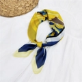 Elegante foulard in seta 70cm con motivi floreali geometrici giallo e blu navy - Modello Giallo