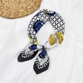 Foulard in seta con stampa a cigno blu e oro annodato su un tessuto di pizzo - Coppia Blu Marino