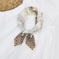 Elegante foulard quadrato in seta beige con motivo geometrico e texture satinata liscia - Piccola Griglia Beige