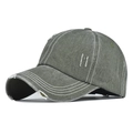 Detalle de gorra de algodón verde militar lavado con bordado M blanco y visera desgastada - Ajustable / Verde