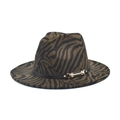 Vue détaillée du chapeau fedora olive avec motif zèbre, ceinture noire et boucle dorée - M(56-58cm) / Vert Militaire