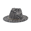 Dettaglio del cappello fedora in lana zebrata con elegante finitura in tubo dorato - M (56-58cm) / Grigio (Zebra Grigio e Nero)