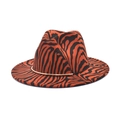 Dettaglio del cappello fedora zebrato arancione con decoro in metallo dorato sulla fascia - M (56-58cm) / Rosso Vino (Texture Arancione-Nero)