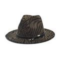 Détail d'un chapeau fedora en laine zébré avec lanière en cuir noir et gland métallique - Vert Militaire / M (56-58cm)