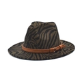 Detailaufnahme des Zebra-Filzhuts mit braunem Wildlederband und goldener Schnalle - M (56-58cm) / Armeegrün