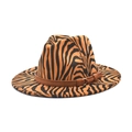 Detail eines Fedora mit Zebramuster, Wildlederband, Goldring und Quastenverzierung - M (56-58cm) / Khaki