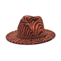 Dettaglio del cappello fedora tigrato arancione e nero con cinturino intrecciato - M (56-58cm) / Borgogna
