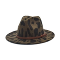 Dettaglio cappello fedora a tesa larga con stampa mucca e cinturino in pelle marrone - M (56-58cm) / Verde Militare Mucca