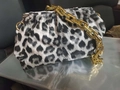 Fashionable cloud-shaped shoulder bag with black and white leopard print and gold chain - White Leopard Print