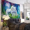Dettaglio dell'arazzo foresta incantata con unicorno appeso a una parete bianca - 150x130cm / Stile 3-Unicorno Luce Blu