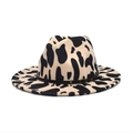 Détail d'un chapeau fedora à motif vache avec bande en cuir et boucle dorée - M (56-58cm) / Blanc Cassé