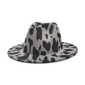 Gedetailleerde weergave van de fedora-hoed met brede rand en trendy koeprint-patroon - M(56-58cm) / Grijs