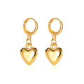 Elegantes pendientes de corazón dorado con acabado de espejo sobre fondo blanco limpio - Dorado