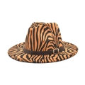 Nahaufnahme von Zebra-Filzhut mit braunem Lederband und goldener Metallschnalle Detail - M(56-58cm) / Khaki