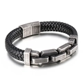 Nahaufnahme eines Herren-Lederarmbands mit geflochtener Textur und silbernen Gliedern - 21.5cm / Mattschwarz