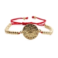 Goldenes Perlenarmband mit roter Kordel und rundem Zirkonia-Anhänger auf weißem Grund - Perlen-Rot-Seil-Stil / Rotes Seil Kupferperlen