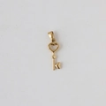 Detalle de un colgante de llave de corazón en acero inoxidable bañado en oro de 18k pulido - Z06 Pequeña Llave de Corazón