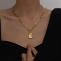Collar vintage con hebilla OT dorada, cadena de eslabones gruesos y colgante geométrico - Dorado