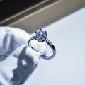 Nahaufnahme eines funkelnden Moissanit-Rings mit Sechskant-Fassung und Seitensteinen - Einstellbar Offen / Sechs-Zinken-Rund mit Akzenten (3)