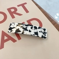 Fermaglio rettangolare con trama floreale in acetato bianco e nero su base beige - Motivo Mucca a Strisce (B237)
