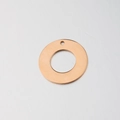 Vista macro de un colgante circular hueco de metal pulido oro rosa para joyería artesanal - Oro Rosa 25mm