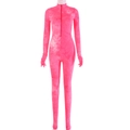 Detail eines rosa Batik-Jumpsuits mit Frontreißverschluss und integrierten Handschuhen - S / Rosa Tie-Dye