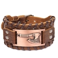 Close-up van bruine leren Viking-armband met bronzen bijlembleem en gevlochten details - Bruin en Antiek Rood Koper