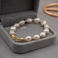 Barockes Süßwasserperlen-Armband mit Goldperlen in einer grauen Samtschmuckschatulle - 18CM Barock Perlenarmband