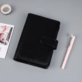Vista detallada de un cuaderno de cuero PU negro con cierre clásico de hebilla lateral - A5 Sin Páginas Interiores / Negro