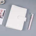 Bovenaanzicht van wit kunstleren ringband notitieboek met gespsluiting en een roze pen - A5 Geen Binnenpagina's / Wit