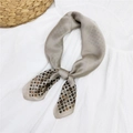Elegante foulard in seta champagne con stampa geometrica su sfondo in pizzo bianco - Piccola Griglia Cachi