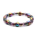 Bracciale di perle di cristallo ematite magnetica arcobaleno e viola su sfondo bianco - Colore
