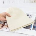 Detailaufnahme der beigen gerippten Strickmütze mit weicher Wollstruktur - Hohe Elastizität / Beige