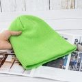 Makroaufnahme der neongrünen Strickmütze zeigt elastische Textur und weichen Stoff - Hohe Elastizität / Avocadogrün